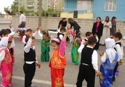 Çocuklar şenlikte eğlendi