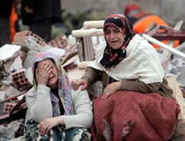 Bilezikler için cesedin kolunu kestiler