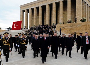 Anıtkabir'de sıcak Meclis'te soğuk hava