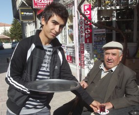 Hem okuyor hem çalışıyor