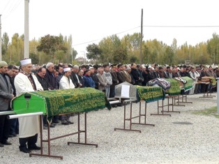 Feci kazada ölen aile defnedildi