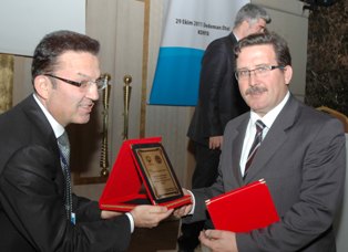Rektör Okudan'a teşekkür plaketi