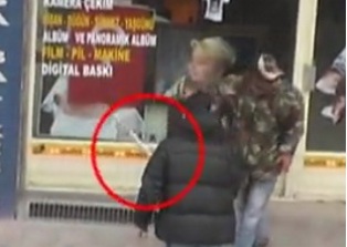 Sokak ortasında boruyla meydan dayağı