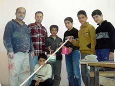 Okulu el ele boyadılar