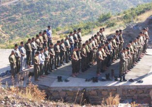 Namaz kılan Türk askeri...