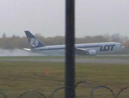 Uçak gövdesi üzerine böyle indi!