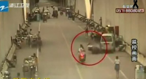 Sen misin kadına laf atan! VİDEO