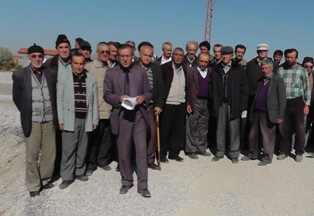 Köyün yolunu kapatan yola köylü tepkisi