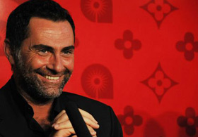 Ünlü oyuncu Etiler'de bıçaklandı!