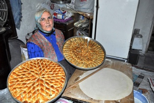 Fedakar annenin ''Tatlı'' mesaisi"