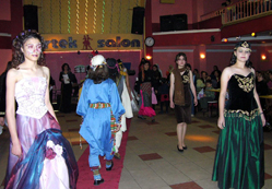 Kız meslek lisesinden defile