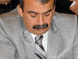 Sırrı Süreyya kazaklı gitti, kravatlı geldi