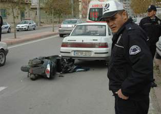 Dur ihtarına uymadı polise çarptı