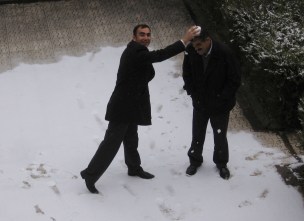 Yunak ve Çeltik ilçelerinde yılın ilk karı yağdı