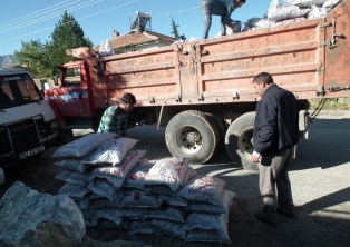 Sarayönü'nde 600 aileye kömür dağıtıldı