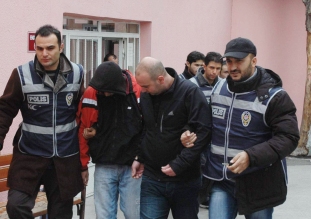 Esrar taşıyıcıları yakalandı