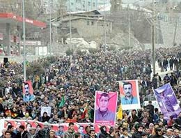 Terörist cenazesinde ortalık fena karıştı