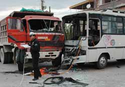 Kamyonla servis midibüsü çarpıştı