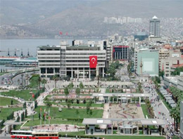 İzmir Belediyesi'ne baskın: 42 gözaltı