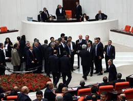 CHP'li vekiller kürsüyü işgal etti