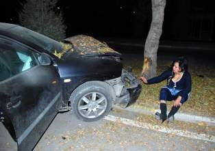 Kaza yaptığı otomobilinin başında ağladı