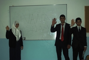 Acılarını unutmaya çalışıyorlar