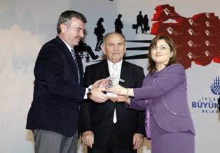 Akyürek, engellilere hizmet ödülü aldı