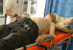 Traktörün altında kalarak yaralandı