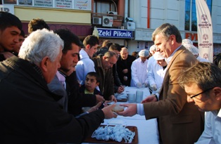 Akyürek aşure ikram etti