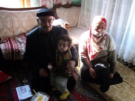 Depremzede aileye evini verdi