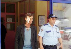 Şikayet ettiği kişi dövdü