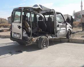 Tren kamyonete çarptı: 1 yaralı