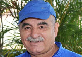 Kuduz köpekler kemiği kaptı