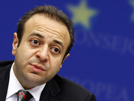 Bağış: Türkler sıraya girmeyi haketmiyor