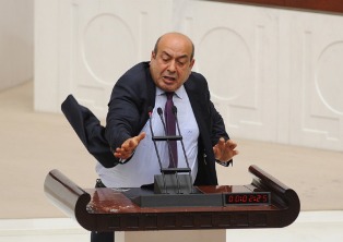 BDP'li Kaplan bardak fırlattı!