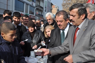 DP Meram, aşure ikram etti