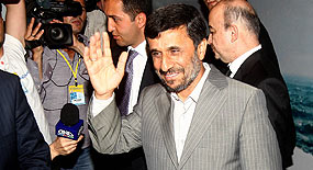 Ahmedinejad'a ayakkabı atıldı