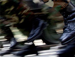 Tugay mescidini botlarla bastı!