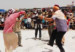 Ekmeklerini oynayarak kazanıyorlar