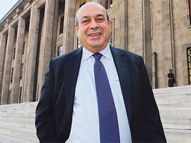 'Kürsüde kaplan, evde kediyim'