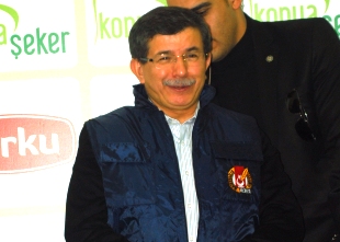 Davutoğlu, gazeteci yeleği giydi!