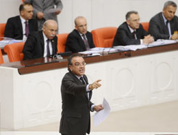 Söylene söylene kürsüden indi