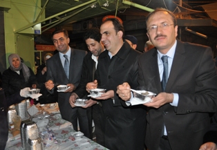 AK Parti Meram'dan aşure ikramı