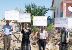 İki ailenin Akçabelen'de yol eylemi