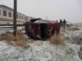 Tren otomobile çarptı