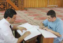 Âma müezzin iki ayda Kur’an öğ