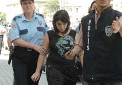 Annesini öldürdü, sonra parti verdi