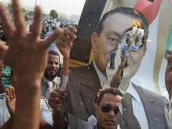 Mübarek 3 ay aradan sonra hakim karşısında