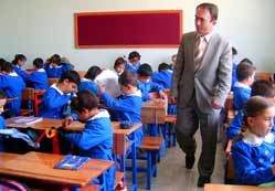 Minik öğrenciler okul yolunda