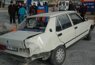 Minübüs otomobile çarptı: 2 yaralı